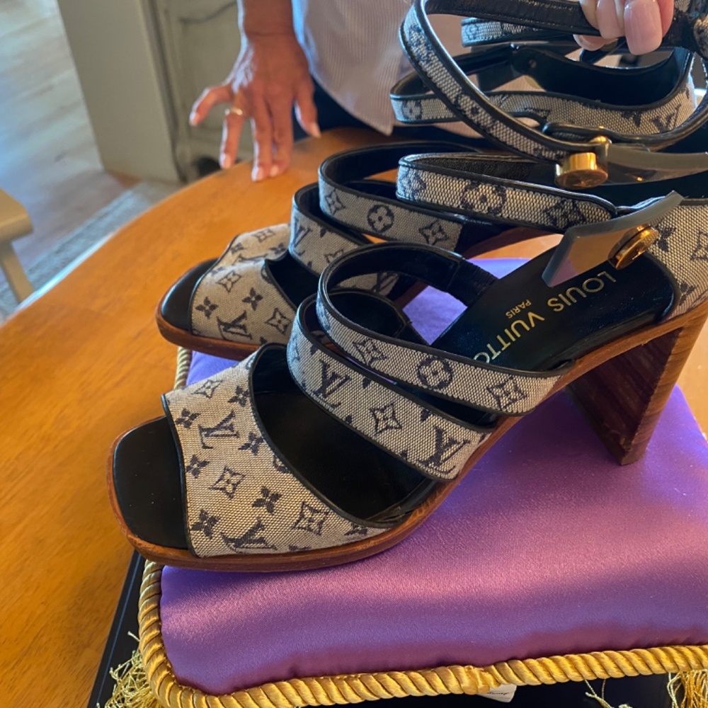 Louis Vuitton women's shoes - Picture 7 of 9